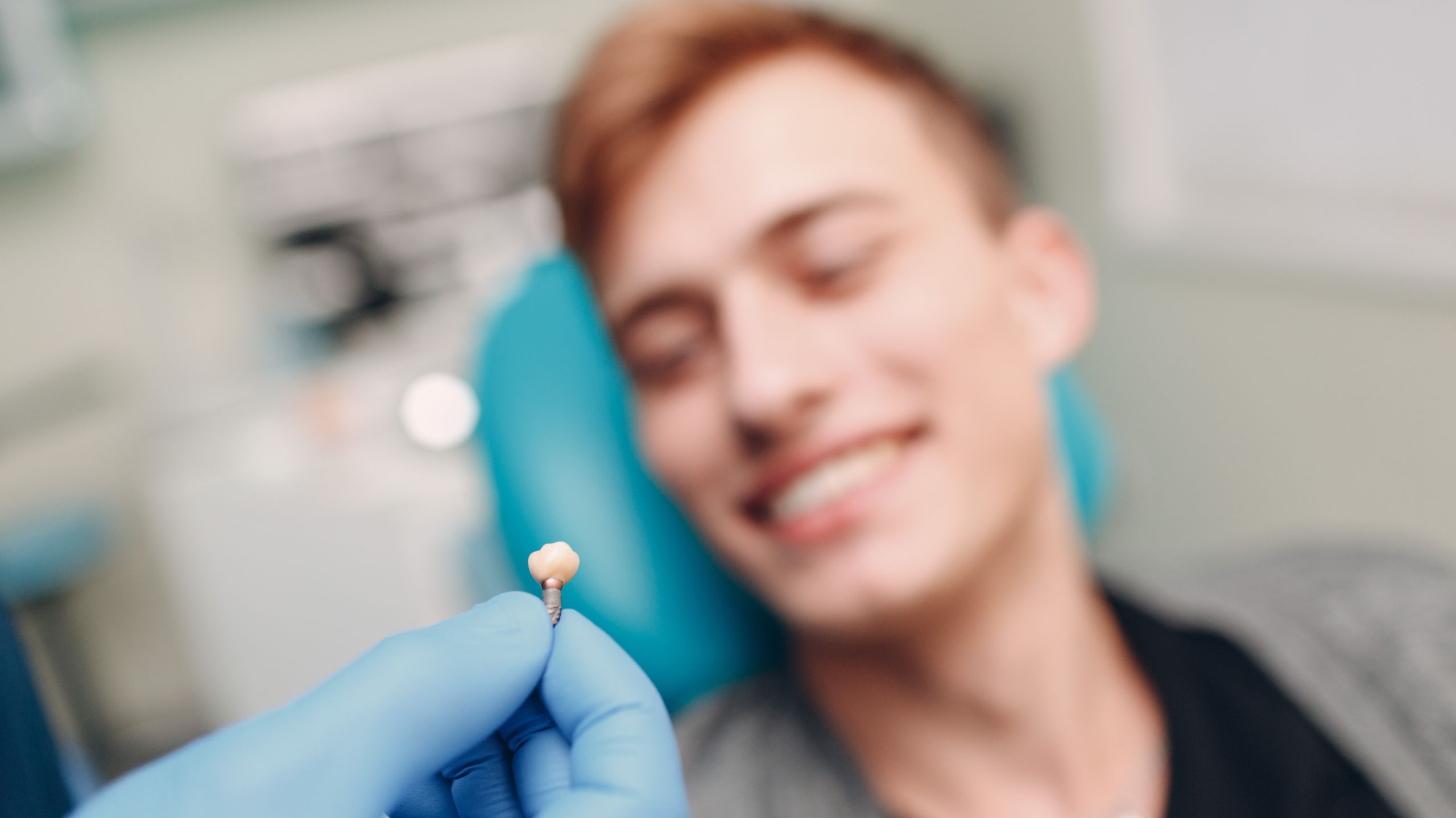 czy wszczepienie implantu zęba boli?